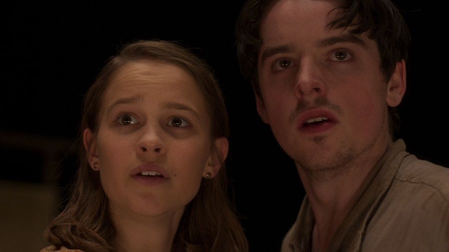 Clara Rugaard y Ferdia Walsh-Peelo en 'El amor en su lugar'