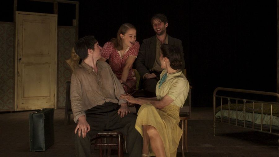 Clara Rugaard, Mark Ryder, Ferdia Walsh-Peelo y Valentina Belle en 'El amor en su lugar'