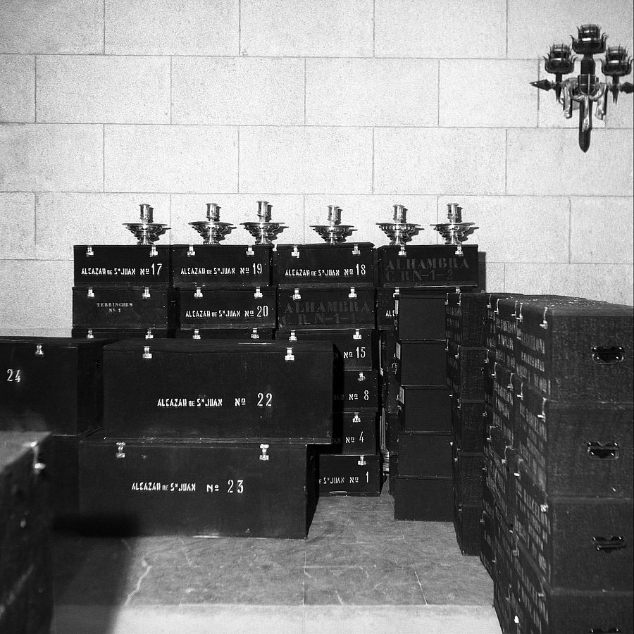 Cajas con restos de víctimas tras su traslado al Valle de Cuelgamuros.