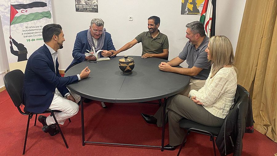 Los protagonistas de este artículo durante el encuentro en la sede del pueblo saharaui en Madrid.