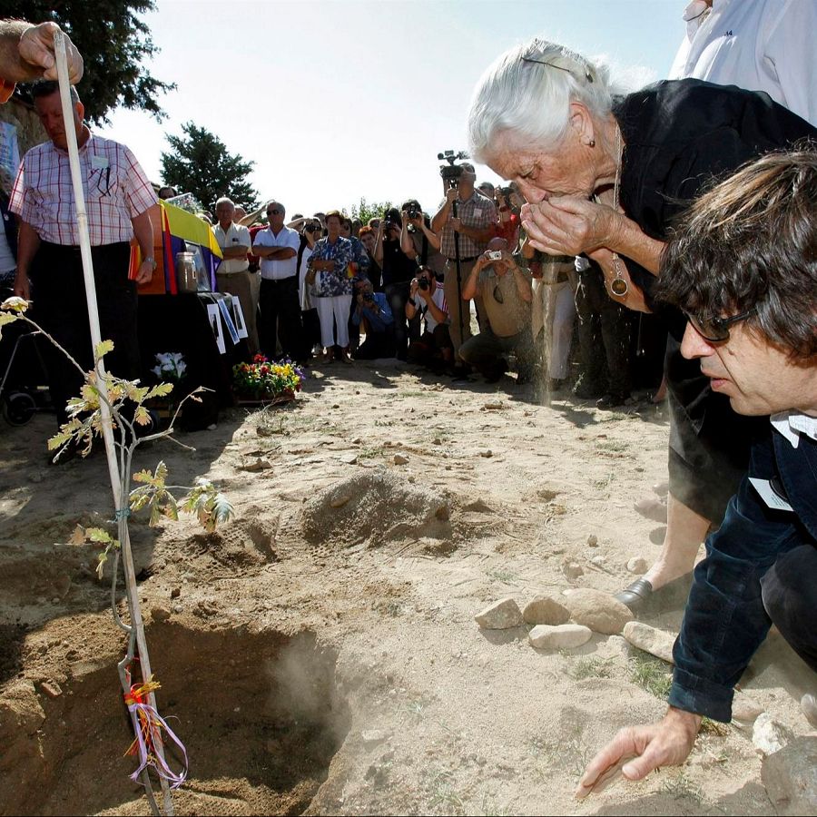 Familiares y amigos besan