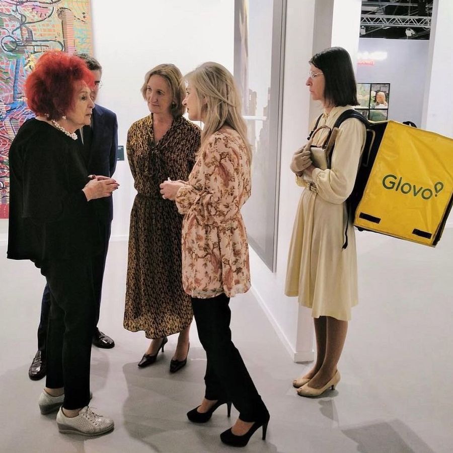 Paseo en Glovo (Miss Beige, 2020)