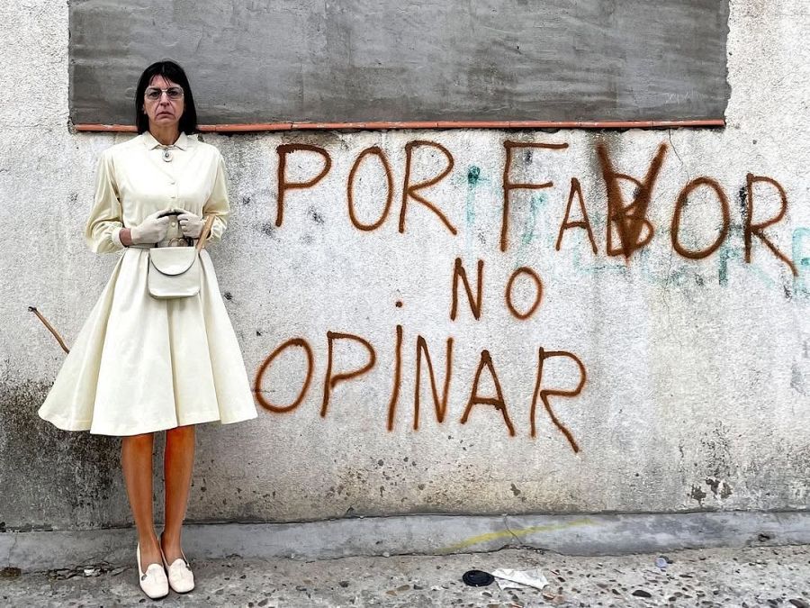 Por favor, no opinar (Miss Beige)