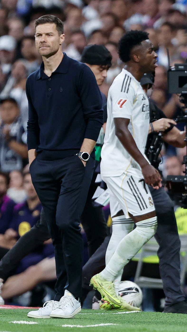 Momento en el que ambos se cruzan cuando Vini es sustituido.