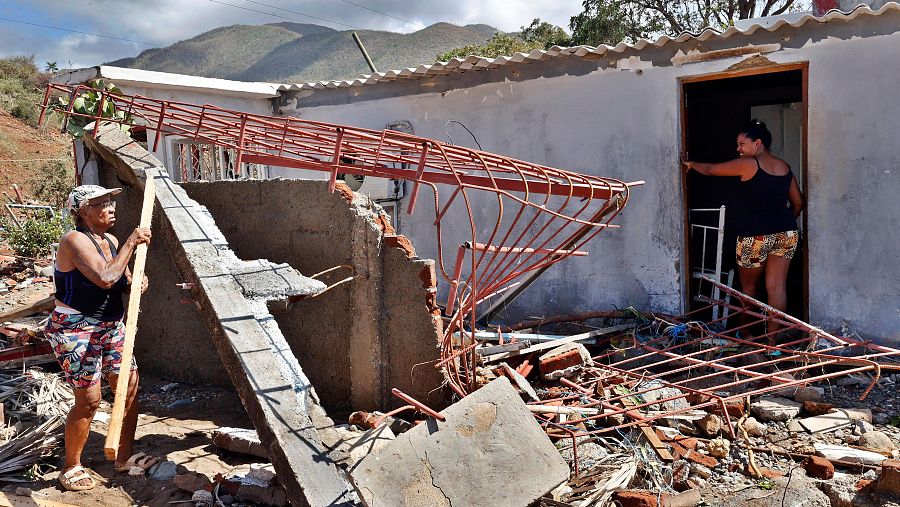 Personas observan una casa destruida en el poblado de Guamá, Santiago de Cuba (Cuba).