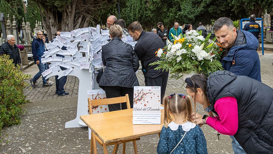 Logroñeses dejan un mensaje en el 'Árbol de los recuerdos', una figura colocada en el cementerio de la ciudad.