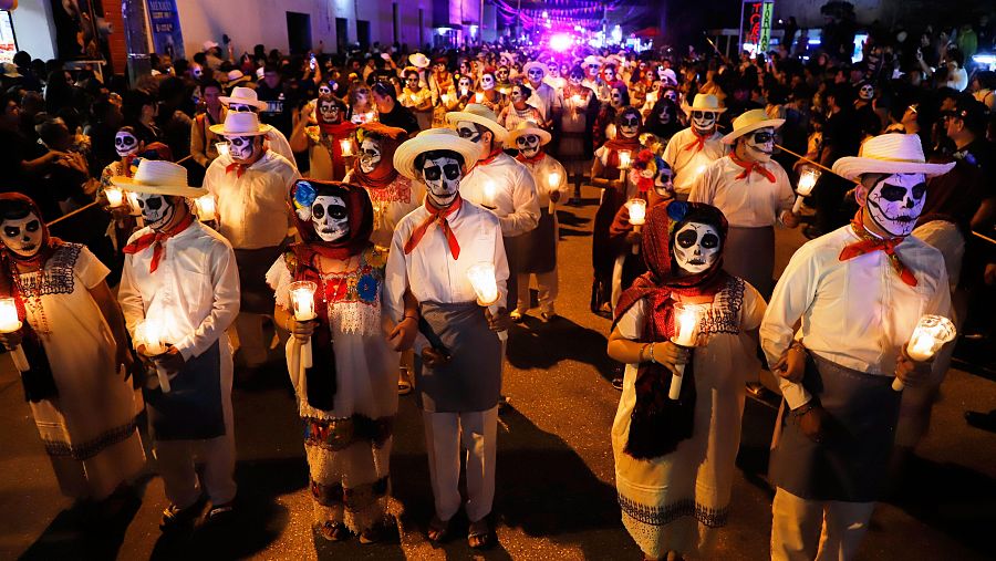 Desfile en el Paseo de las Ánimas, como parte de las celebraciones del Día de Muertos en Mérida, México.