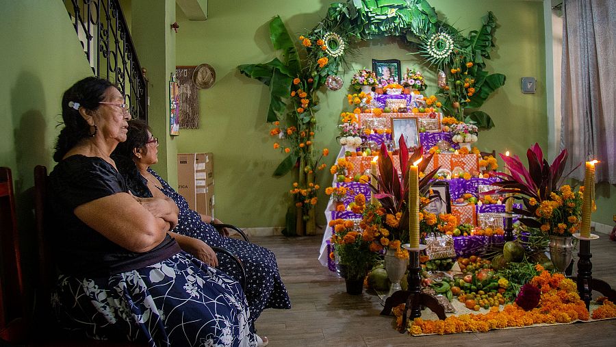 Mujeres indígenas zapotecas rinden una ofrenda a sus fieles difuntos este jueves, en el municipio de Juchitán, estado de Oaxaca