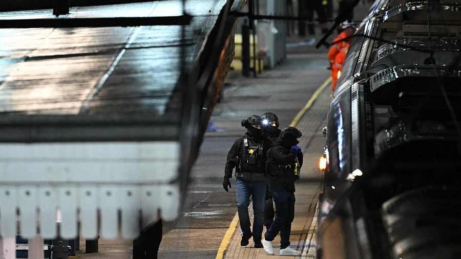 Agentes de policía caminan por el andén cerca de un tren LNER Azuma en la estación de Huntingdon