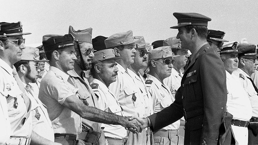 Juan Carlos de Borbón visita el Sáhara en 1975