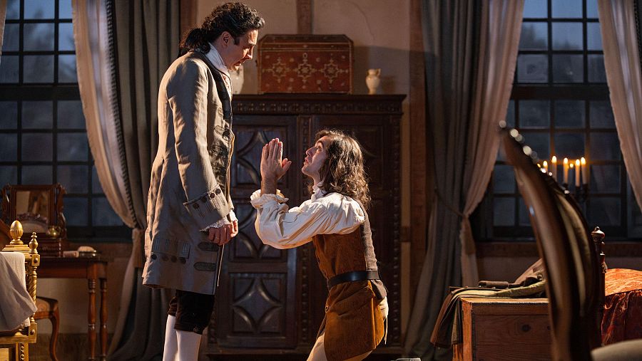 Alejo se arrodilla frente al duque para pedir perdón