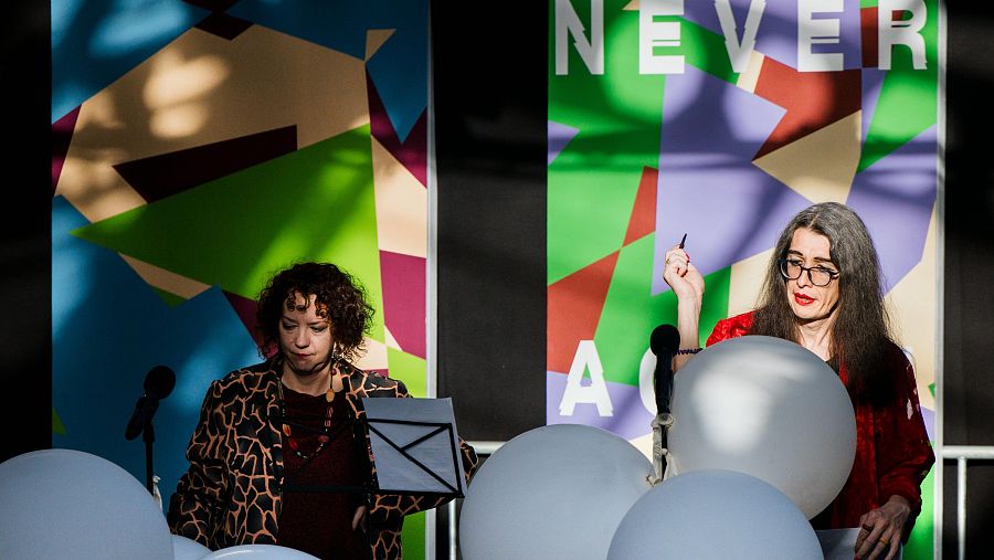 Maria Vilkovisky y Ruthie Jenrbekova (Kreolexzentre) presentaron una versión actualizada del poema ‘Hum Bom!’ de Allen Ginsberg