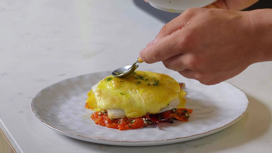 Una ració de lluç gratinat amb salsa