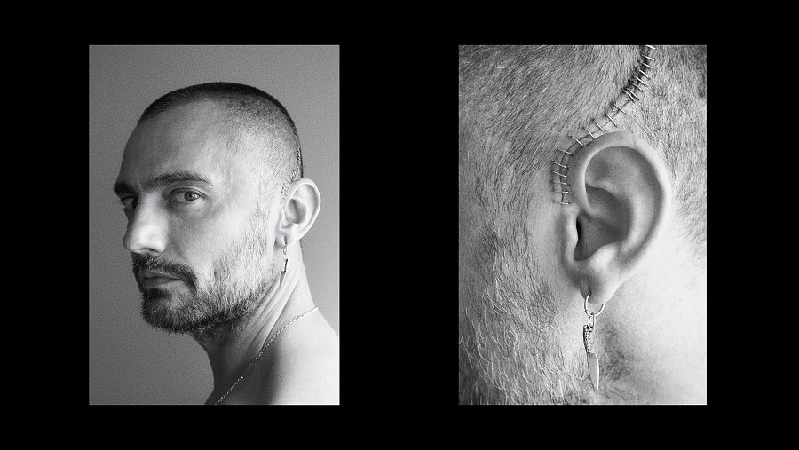 Dos primeros planos en blanco y negro muestran a un hombre con la cabeza rapada, barba y pendientes. Uno de los planos detalla una oreja con un pendiente y grapas que simulan una herida.