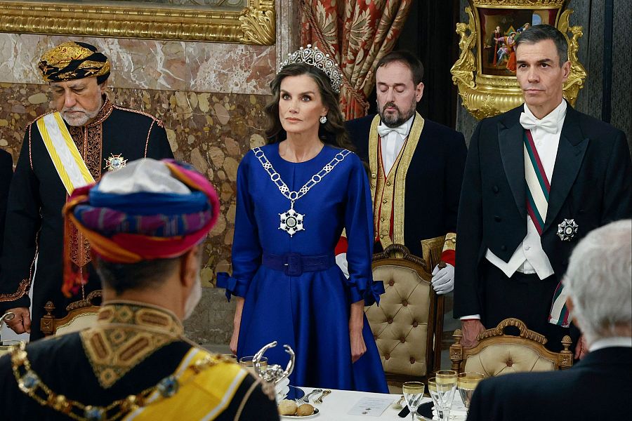 El sultán de Omán Haitham Bin Tariq Al-Busaid, junto a la reina Letizia y el presidente del Gobierno Pedro Sánchez
