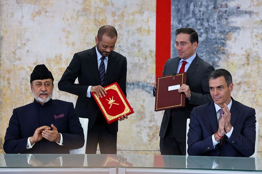 El presidente del Gobierno, Pedro Sánchez, y el sultán de Omán, presiden la firma de los acuerdos