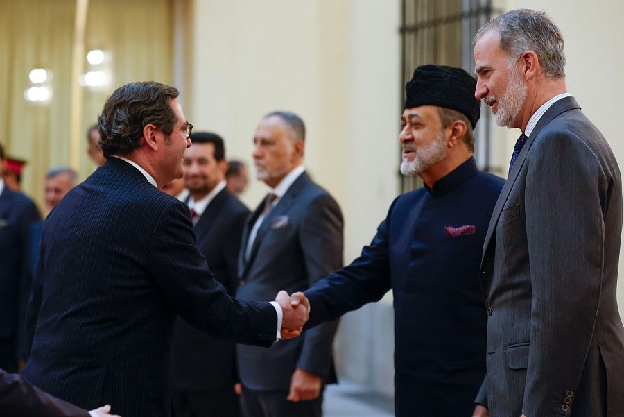 El rey Felipe VI y el sultán de Omán, Haitham bin Tariq Al Said, saludan al presidente de la CEOE, Antonio Garamendi