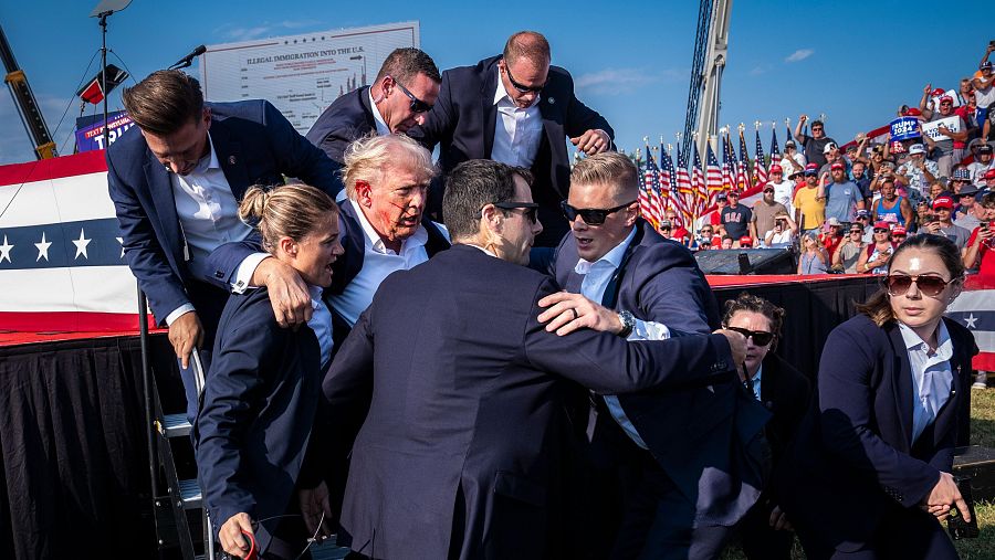Donald Trump es retirat amb ferides a l'orella durant un acte de campanya