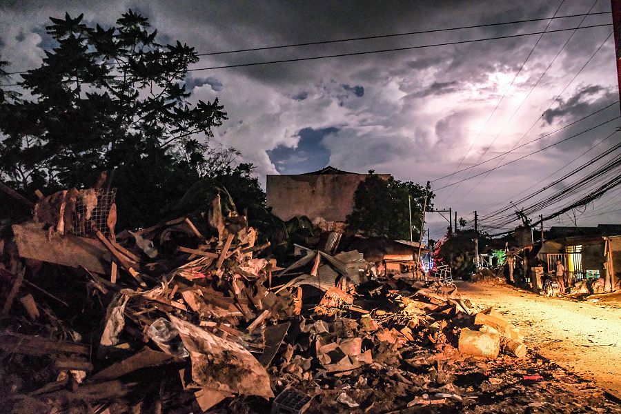 Escombros de las inundaciones causadas por el tifón Kalmaegi se amontonan a lo largo de una carretera en un barrio residencial del municipio de Liloan, provincia de Cebú