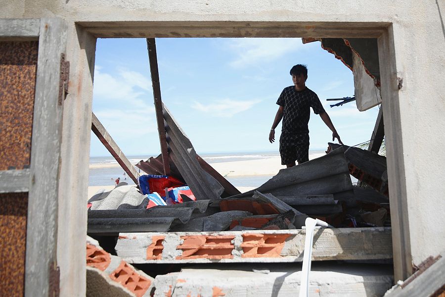 Almacén destruido por el tifón Kalmaegi en Phu My, provincia de Gia Lai, en el centro de Vietnam