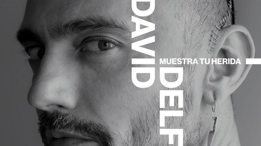 Un primer plano en blanco y negro muestra el rostro de un hombre con barba y un pendiente con forma de cuchillo. Se aprecia un ojo y grapas en la oreja. El título del documental, en letras blancas, se superpone a la imagen.