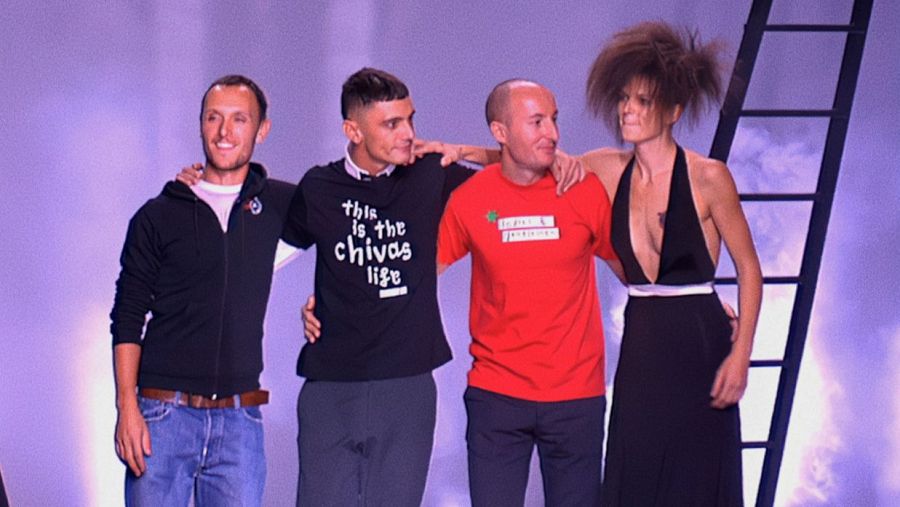 David Delfín, en un desfile, en una imagen del documental