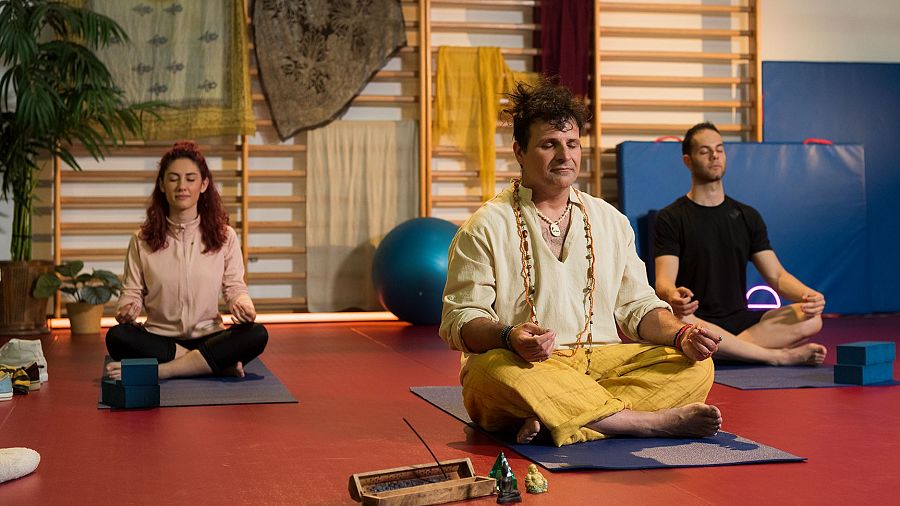 Ángel Carmona en clase de yoga