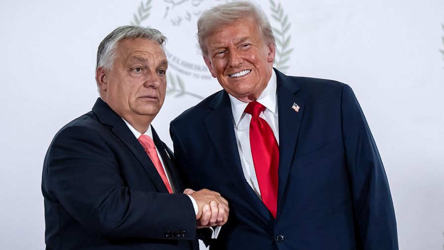 El presidente de Estados Unidos, Donald Trump, y el primer ministro de Hungría, Viktor Orban, se saludan durante un encuentro en Egipto.