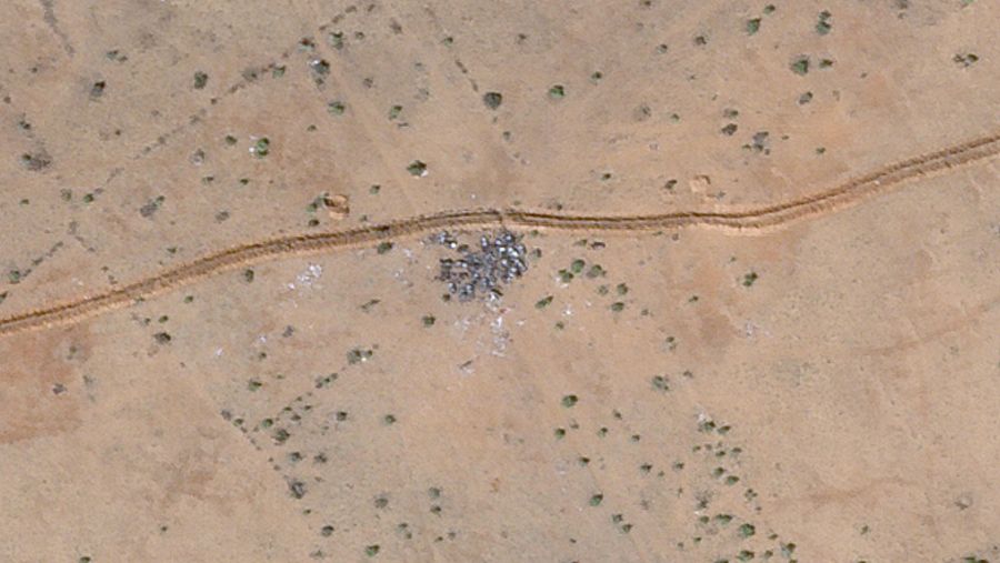 Decenas de vehículos calcinados cerca de una trinchera al norte de Al Fasher