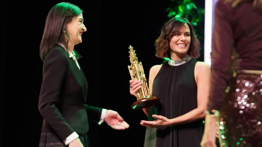 Elena S. Sánchez, con su premio, ayer en Toledo