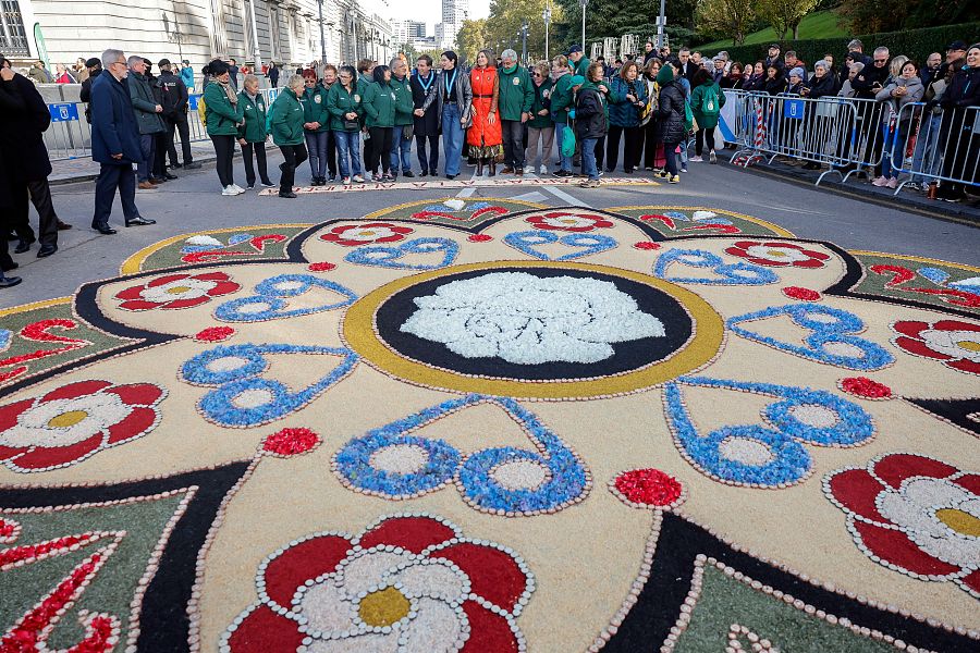 Alfombra floral elaborada por la Asociación de Alfombristas Do Corpus Christi de Ponteareas (Pontevedra) para la Almudena