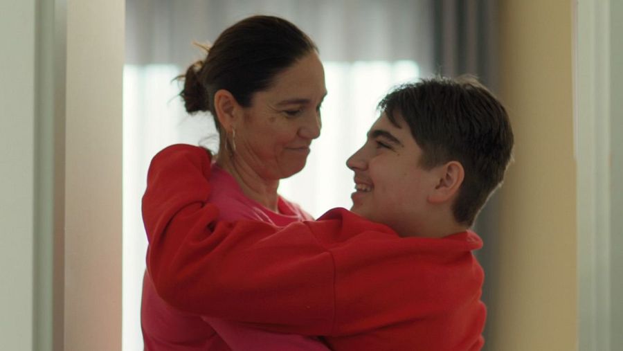 Alex y su lucha: una enfermedad rara le dejó sin poder caminar a los 12 años