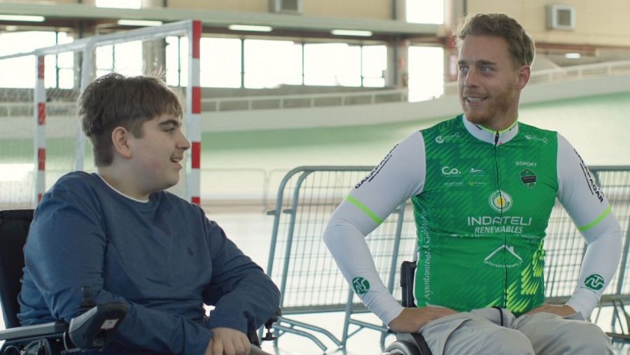 Alex y su lucha: una enfermedad rara le dejó sin poder caminar a los 12 años