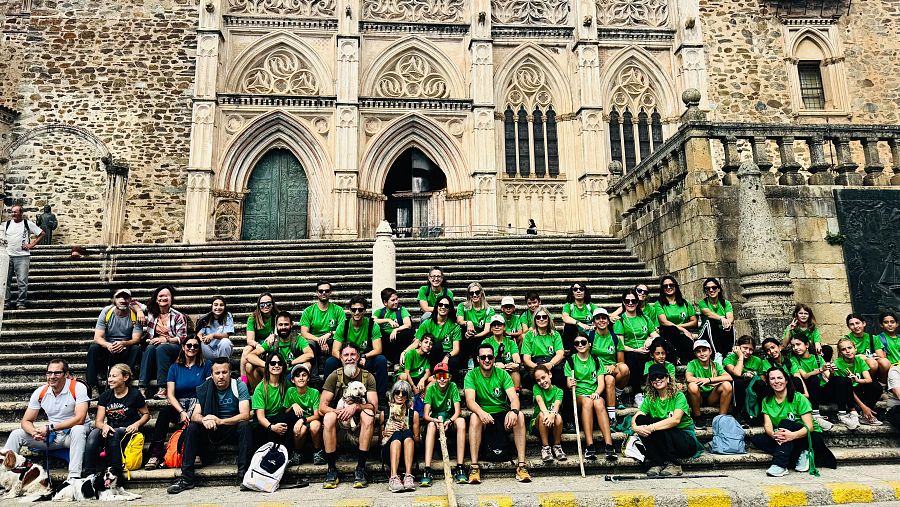 Juan y Migas culminan su ruta en el Monasterio de Guadalupe junto a un grupo de senderistas que completaron el Camino Real.