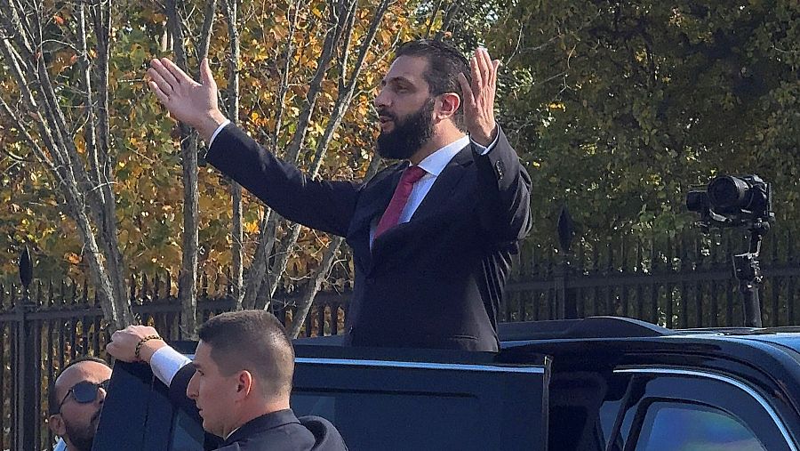 El presidente de Siria, Ahmed al-Sharaa, saluda después de reunirse este lunes con el presidente estadounidense, Donald Trump, en la Casa Blanca en Washington.