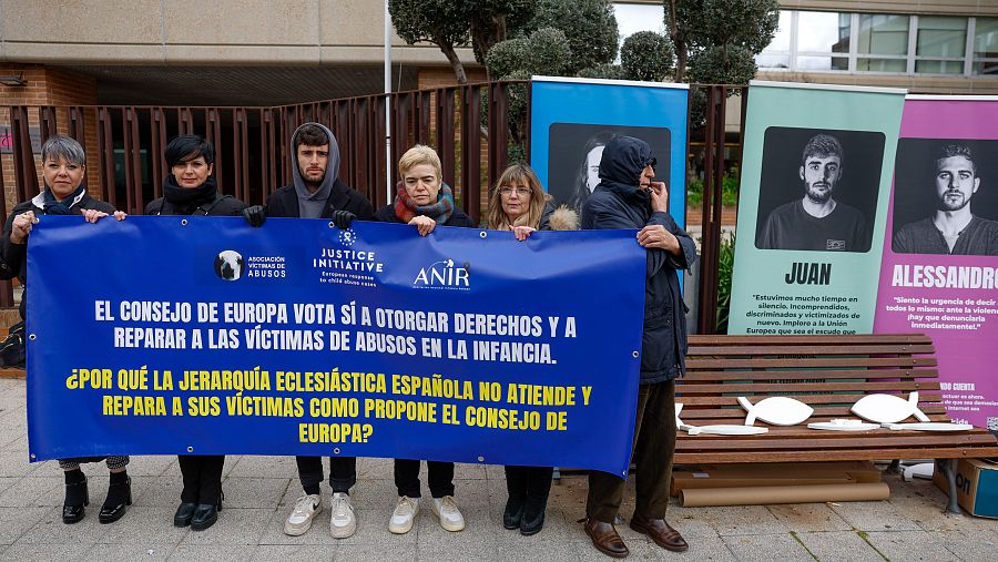 Representantes de varias asociaciones de víctimas de abusos en la Iglesia en una protesta frente a la sede de la Conferencia Episcopal (CEE) en marzo de 2024.