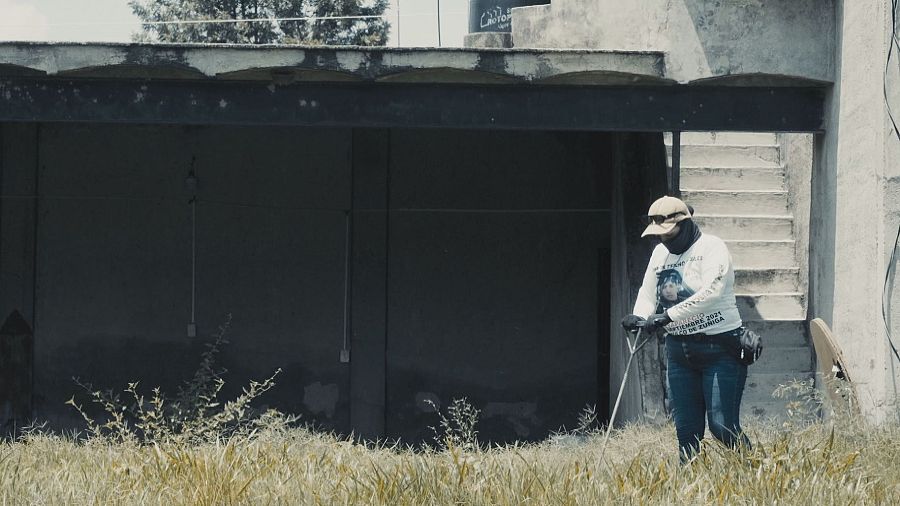 Maribel Cedeño Rosales maneja con destreza una varilla en la tierra.