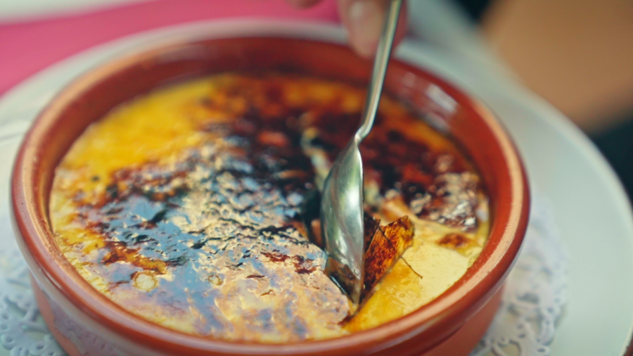 Crema catalana en una tradicional cassola de terrissa
