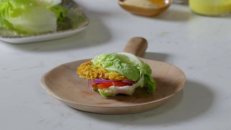 Wrap d'enciam farcit de pollastre cruixent