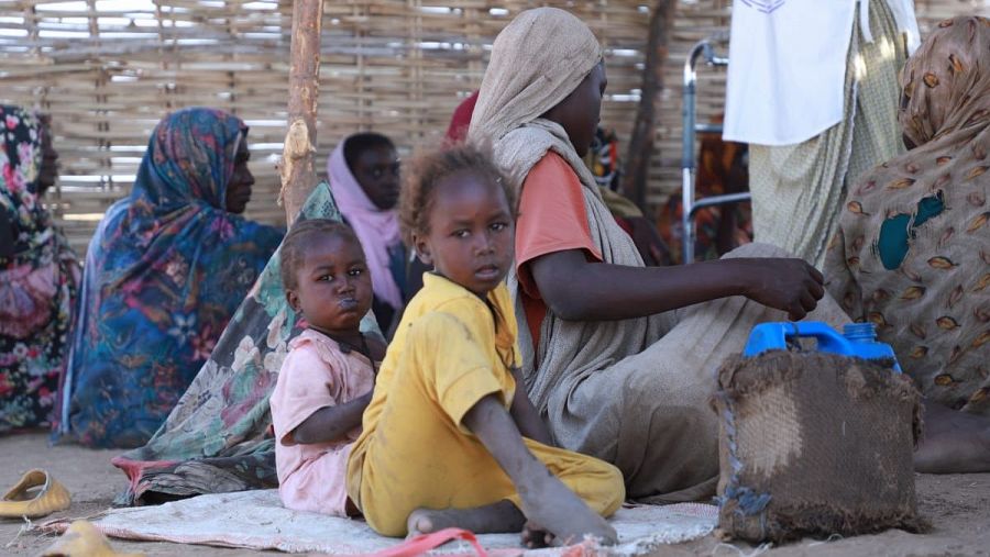 Familias que huyeron de El Fasher y han llegado a los campos de desplazados en en Tawila.