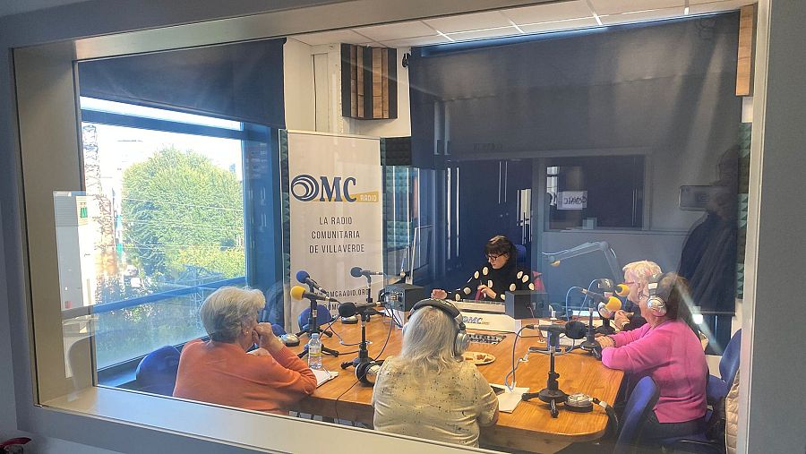 Las lideresas de Villaverde preparan la escaleta del programa una hora antes del directo