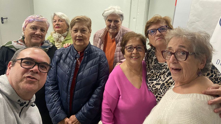 Autorretrato del periodista con las lideresas de Villaverde.