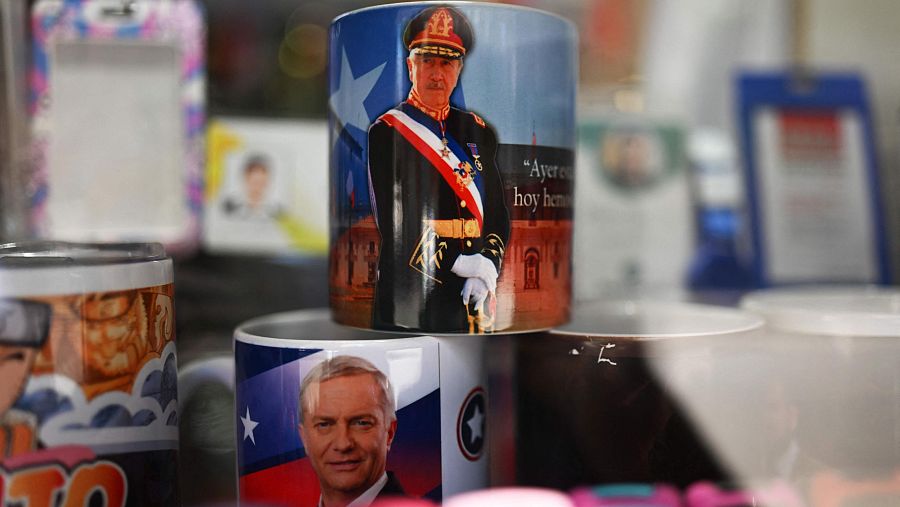Tazas con imágenes de los candidatos presidenciales José Antonio Kast y la dictadura de Augusto Pinochet (1973-1990), en una tienda de Chile