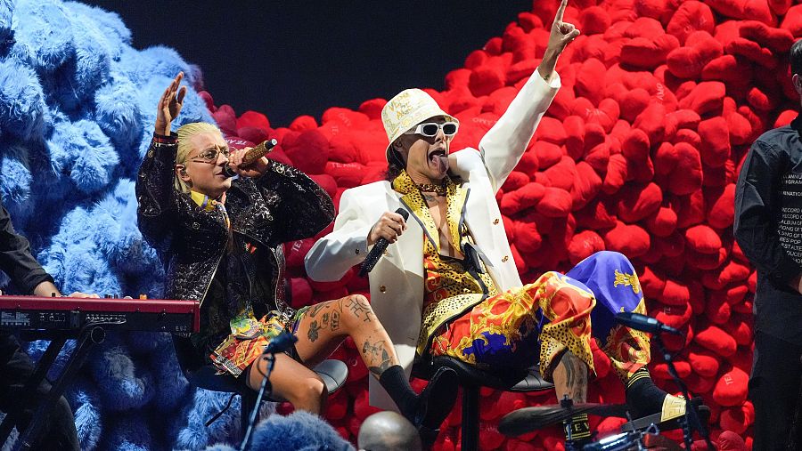 Paco Amoroso (izquierda) y Ca7riel en los Latin Grammys 2025