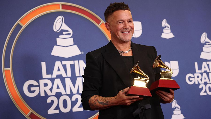 El cantautor español Alejandro Sanz con sus premios en los Grammy Latinos