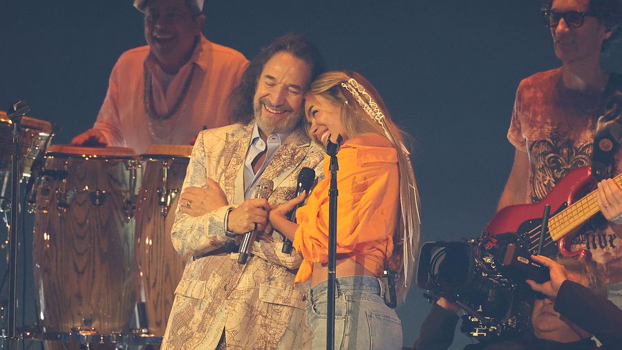 El cantante mexicano Marco Antonio Solís junto a la colombiana Karol G durante una actuación en la ceremonia de los Latin Grammy