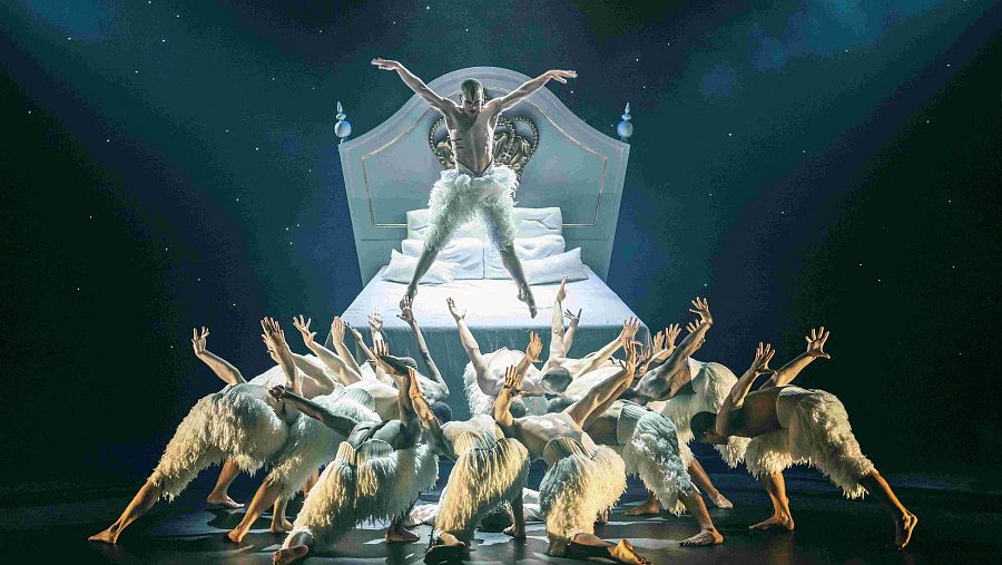 Escena de la nueva versión del lago de los cisnes