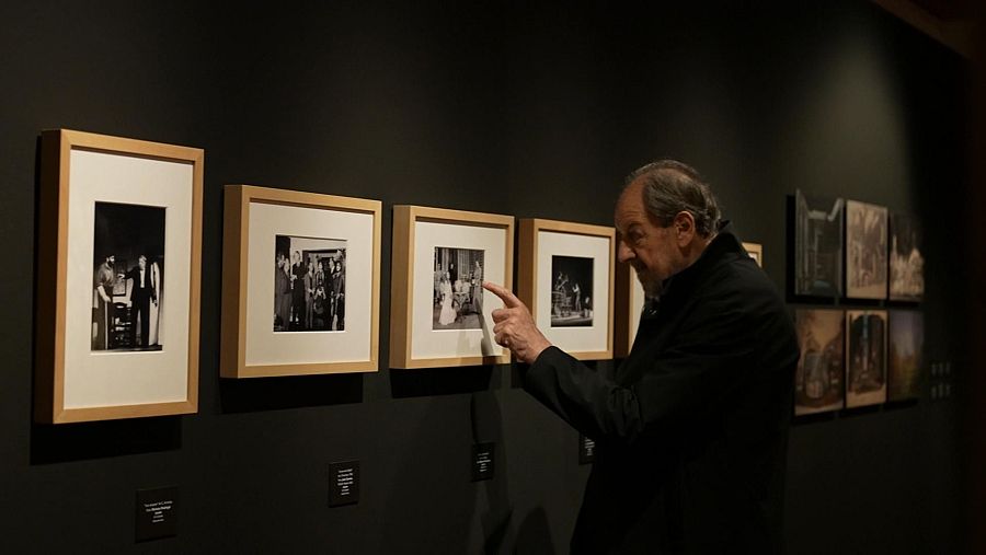 José María Pou revisa las fotografías de algunas escenas de obras que hizo con José Luis Alonso