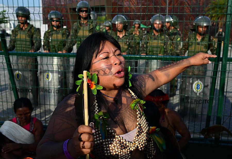 Una activista indígena bloquea el acceso al recinto de la COP, este viernes en Belém