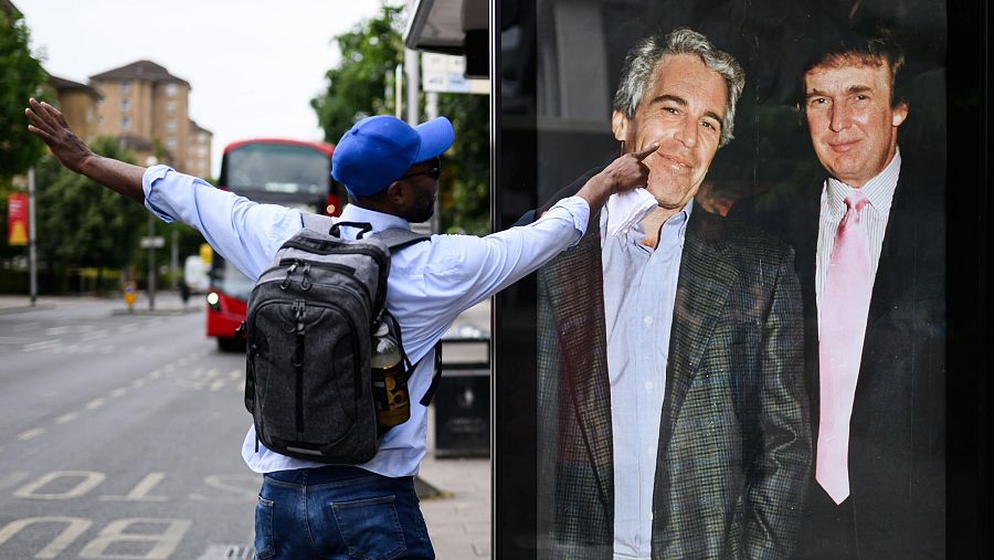 Un hombre señala una fotografía del presidente estadounidense Donald Trump y el delincuente sexual convicto Jeffrey Epstein en Londres